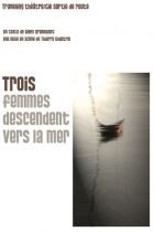 Trois femmes descendent vers la mer